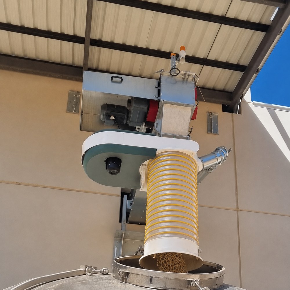Tobera de carga de la planta de Serranova descargando pellet a granel en un camión