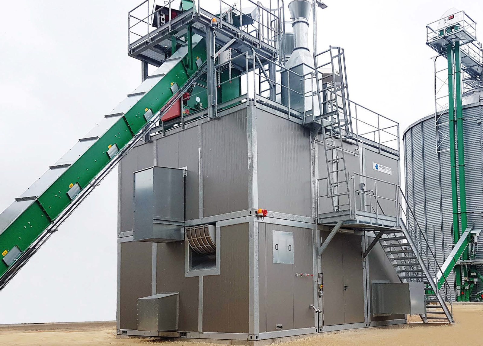 Sistema PelletsCUBE instalado en planta: el módulo de pelletizado, la cinta de alimentación y el silo de producto